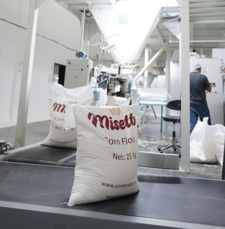 Gıda sanayisi ve tarımsal hammaddeler, son yıllarda hem üretim teknolojileri hem de küresel ticaret dinamikleri açısından hızlı bir dönüşüm sürecinden geçmektedir. Corntrade olarak, Mardin ve çevresinde yetiştirilen kaliteli mısırların modern tesislerde işlenmesiyle elde edilen ürünlerimizi yalnızca bugünün değil, geleceğin ihtiyaçlarını da gözeterek üretmeye devam ediyoruz.